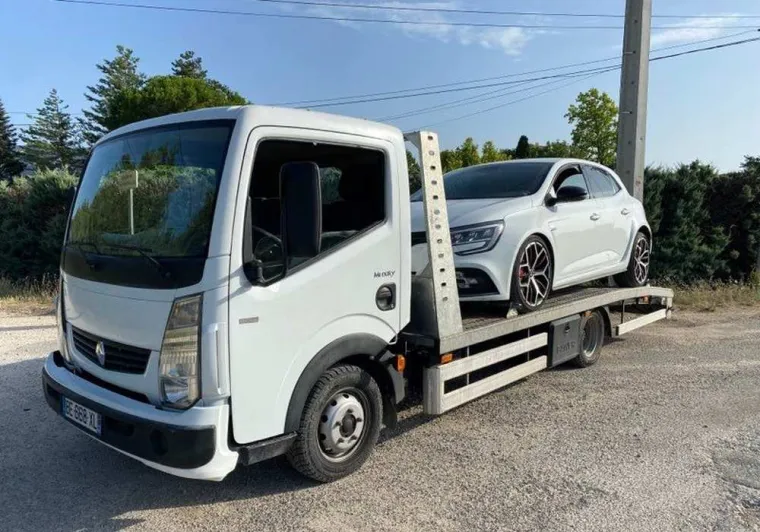 Utilisation d'une dépanneuse porte-voiture pour un remorquage de voiture dans le var, Fréjus, Enlèvement Epave Var