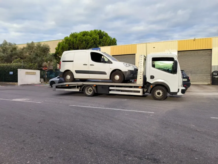Enlèvement Peugeot Partner à Puget sur Argens, Fréjus, Enlèvement Epave Var