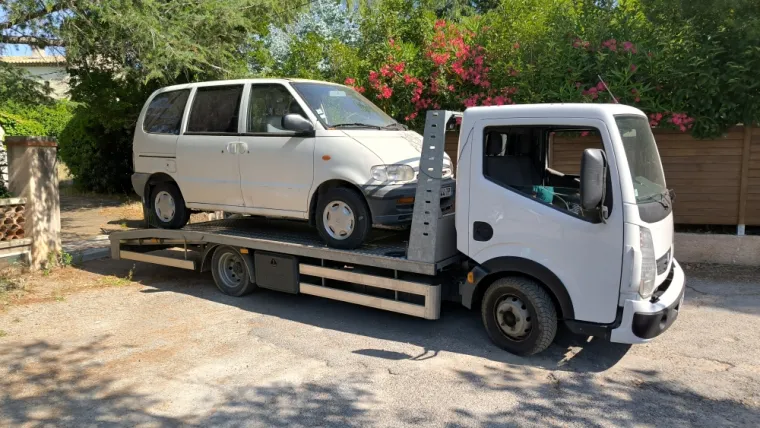 Enlèvement véhicule Nissan Serena à Saint Raphaël, Fréjus, Enlèvement Epave Var