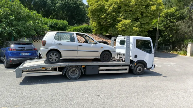 Enlèvement épave Volkswagen Polo à Saint Anastasie sur Issole, Fréjus, Enlèvement Epave Var