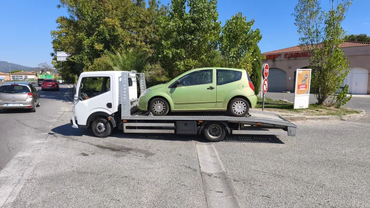 Enlèvement d'une Citroën C2 à Saint Tropez par Enlèvement Epave Var, Fréjus, Enlèvement Epave Var
