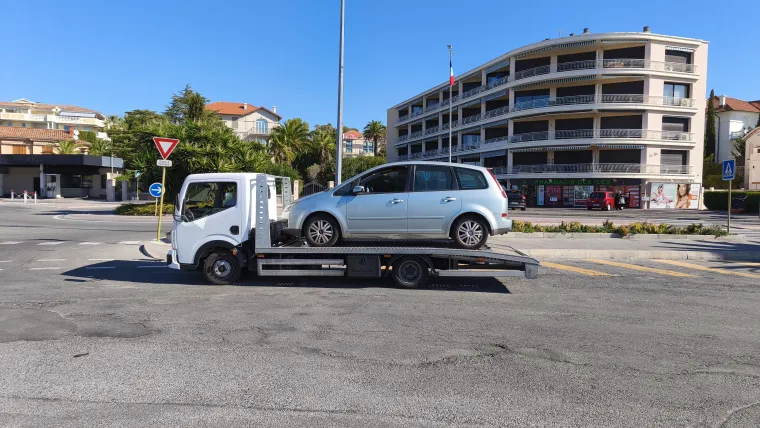 Enlèvement d'un véhicule à Saint Raphaël par Enlèvement Epave Var, Fréjus, Enlèvement Epave Var