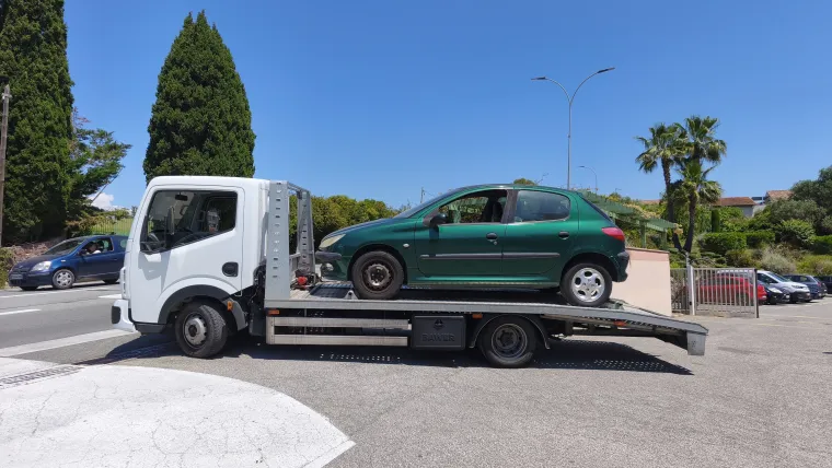 Enlèvement d'une épave à Fréjus : une intervention rapide et efficace, Fréjus, Enlèvement Epave Var
